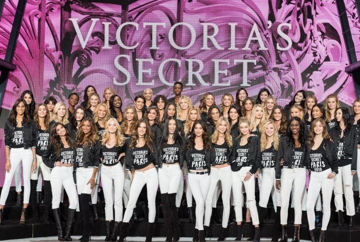 维密秀砸重金请大牌歌手，2012年嘉宾最给力，24岁蕾哈娜开演唱会