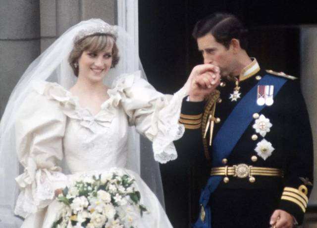 这个东北女孩，在英国上演逆袭童话，查尔斯王子曾找她定制礼服