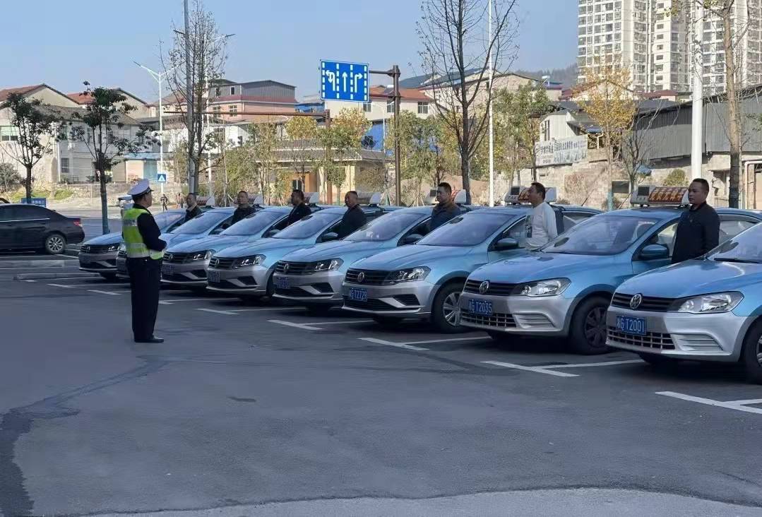 不要选酒店门口的出租车,拦道路上行进中的出租车5,张家界景区内多