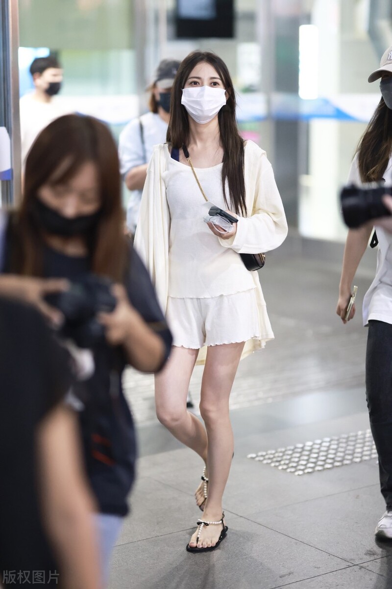 陈钰琪开衫外套搭短裤现身机场长发披肩满眼温柔