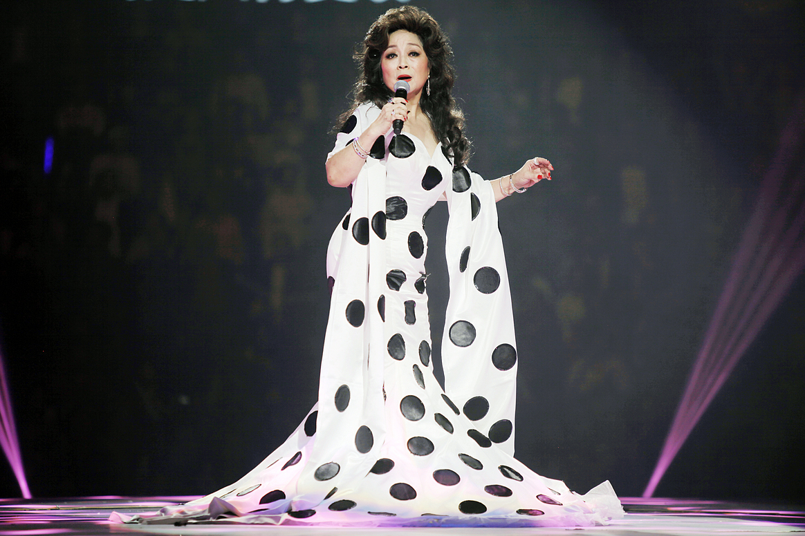 徐小凤:当众嘲讽赌王,周润发刘德华甘心下跪,她到底有多牛?