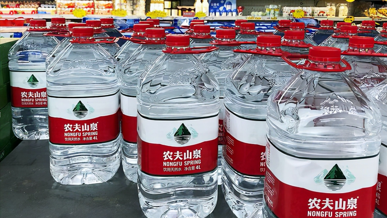 高铁能带水吗？外出旅游时遇到有趣安检常识，一瓶不管，半瓶试喝