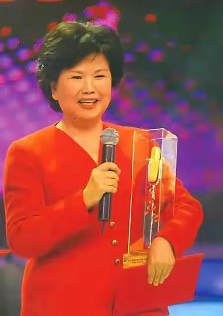 刑质斌：央视播音33年，和丈夫相守48年，搭档罗京去世后离职