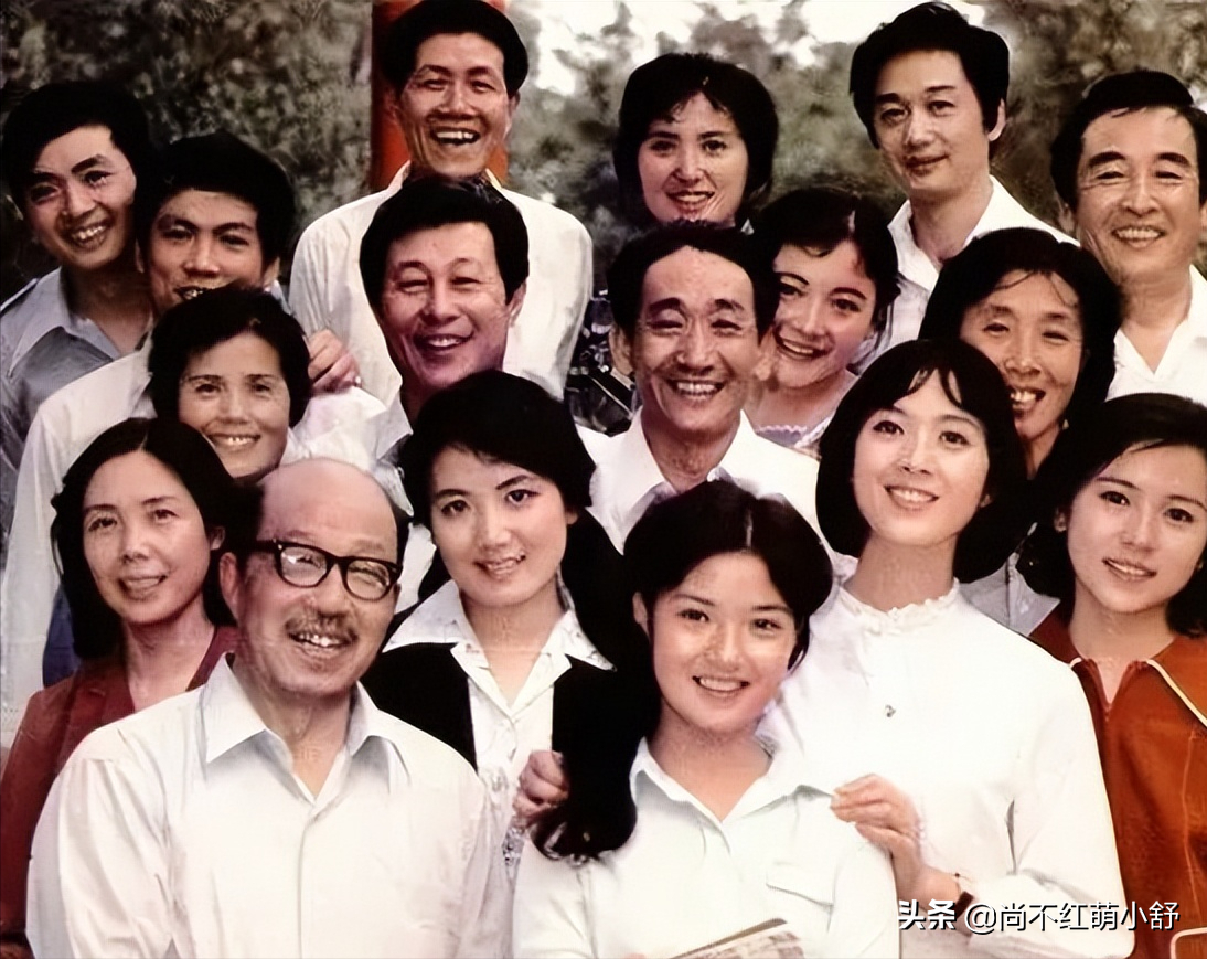 30年后，再看龚雪的造型，才明白女人从容“不扮嫩”老去是真美