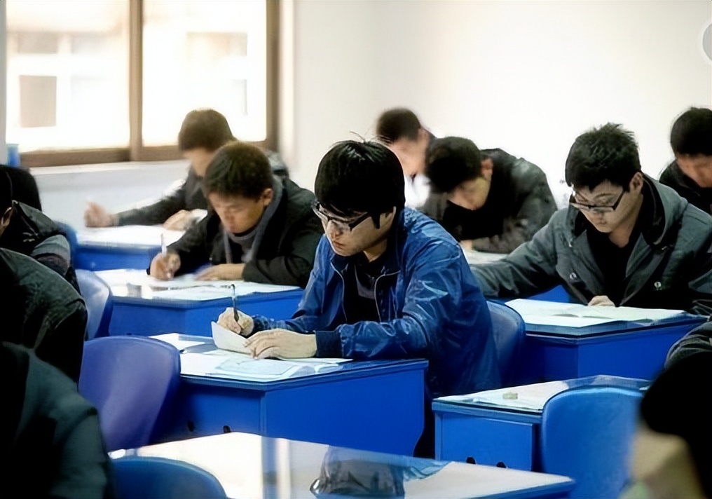 比省考更容易的三个公务员考试，能参加就能上岸？大批人符合捡漏