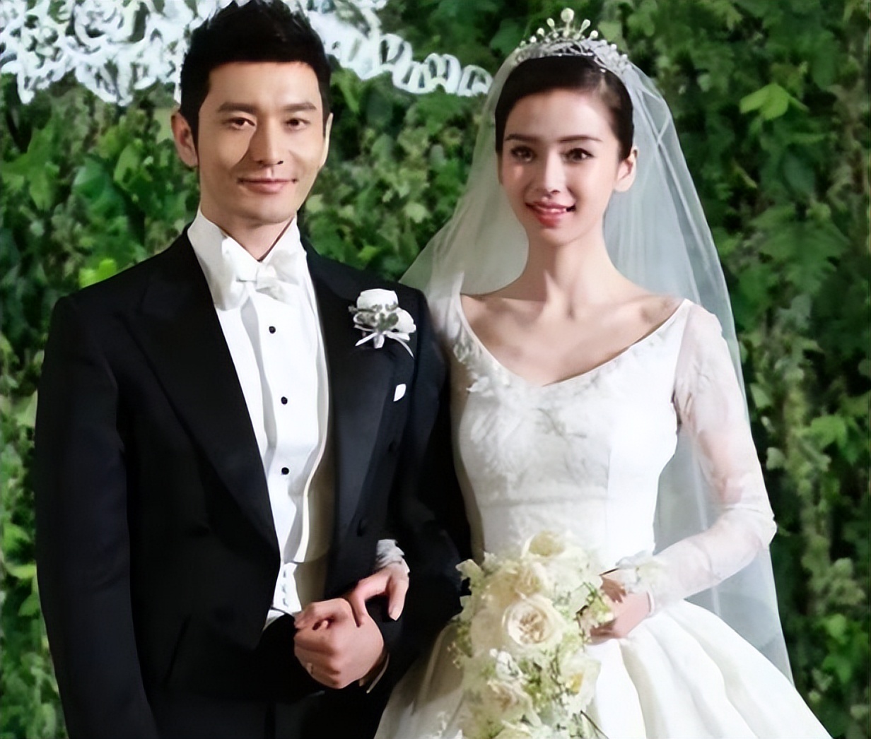杨颖离婚后首次出现在荧幕，脸颊消瘦眼睛红肿，哽咽坦言尝试挽留