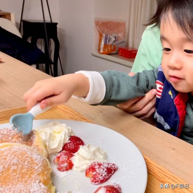 拍温馨全家福！太太生日古巨基首次亲手制作生日蛋糕、儿子则献吻