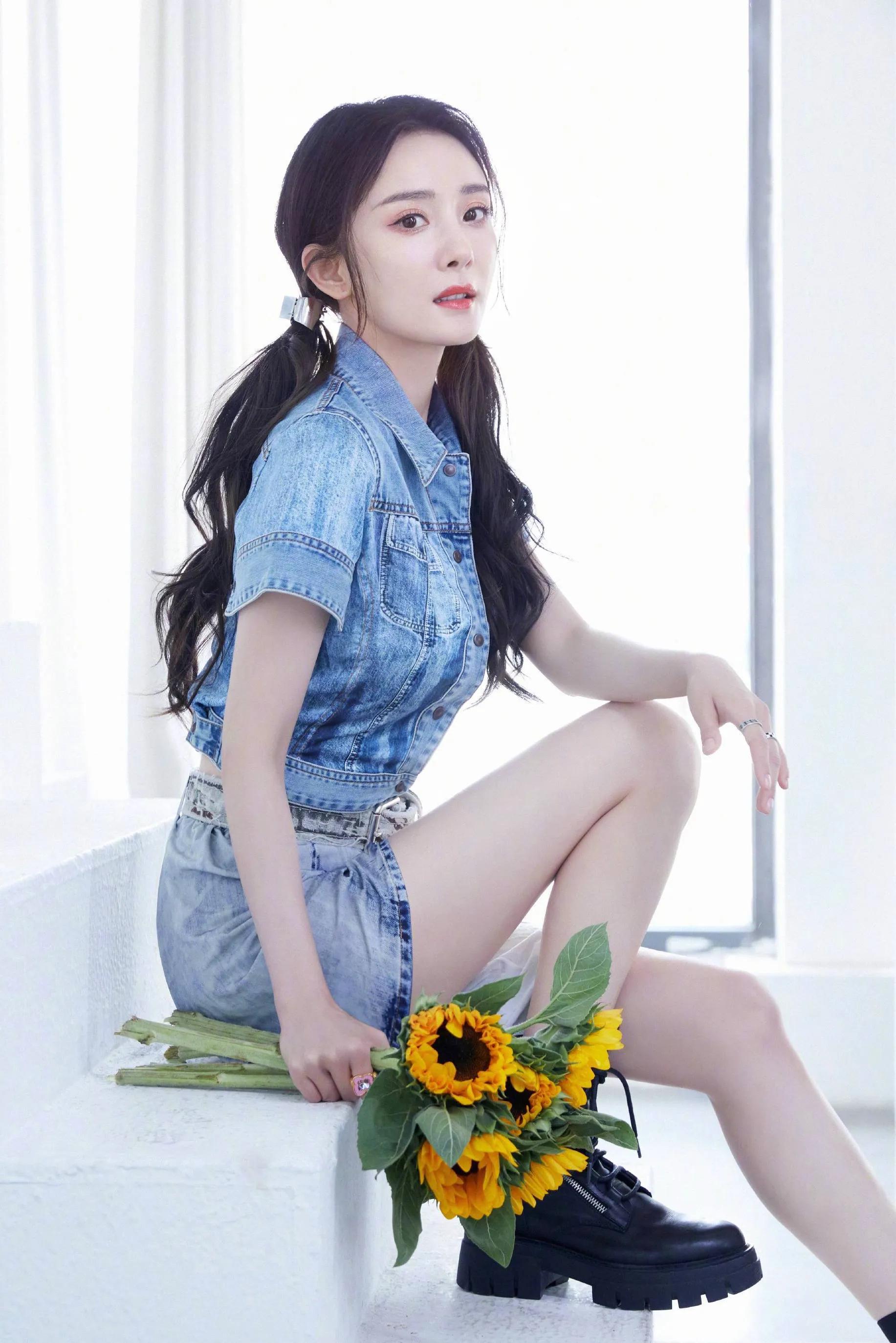 杨幂双尾麻花辫少女风—清新装扮，青春靓丽，俏皮灵动