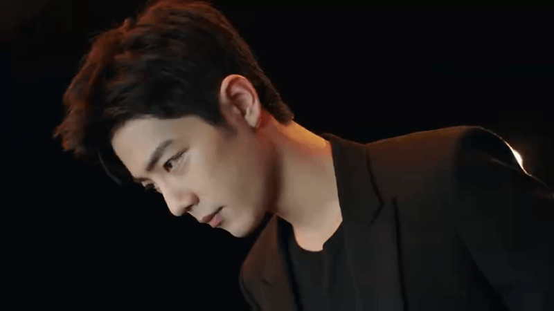 YSL代言人肖战真帅啊，简约黑色西装，俊逸潇洒姿态比夜色更迷人