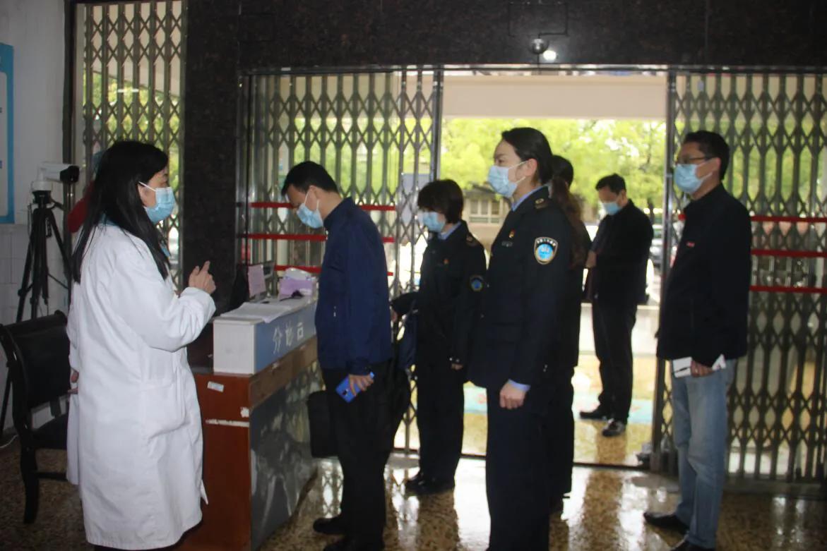监督落实疫情防控 筑牢校园健康防线