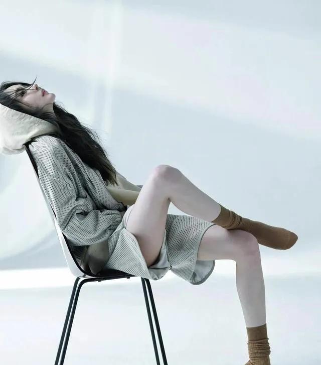 杨幂双尾麻花辫少女风—清新装扮，青春靓丽，俏皮灵动