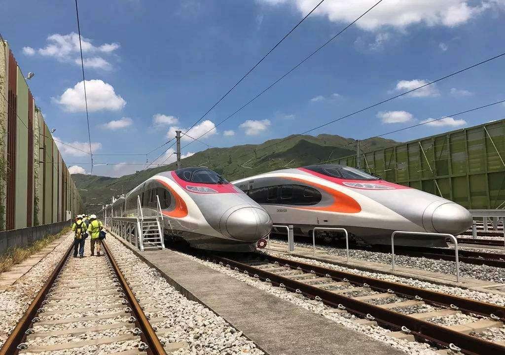 动车上的排泄物去哪了？难道和火车一样，都被排放到轨道上么？