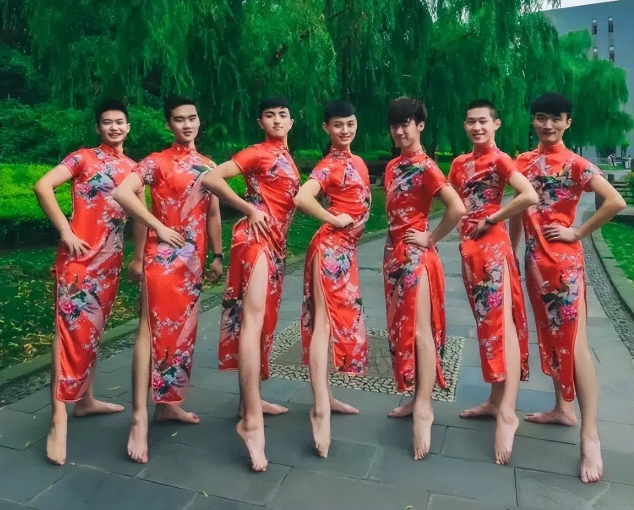 大学生毕业照走红，男生比女生看上去更妖娆，大长腿意外成亮点