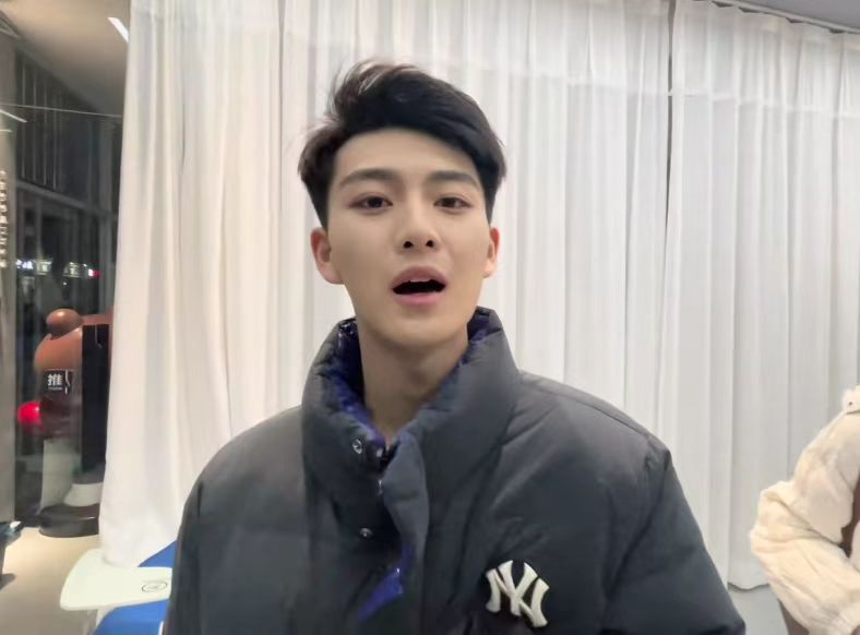 中传艺考“第一”林恩赐，17岁少年身高1.84，长相惊艳气质清冷