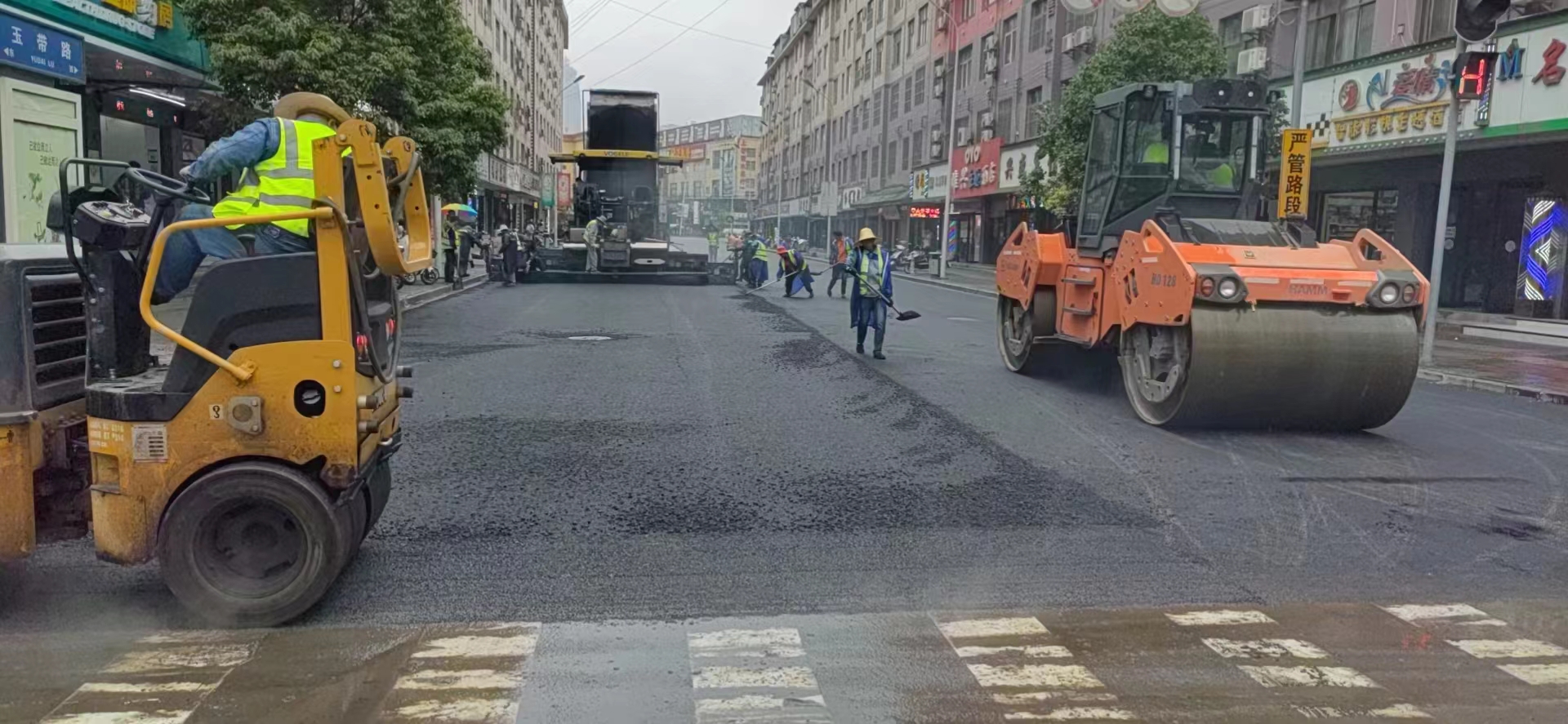 市政工人：为城市道路“着新”