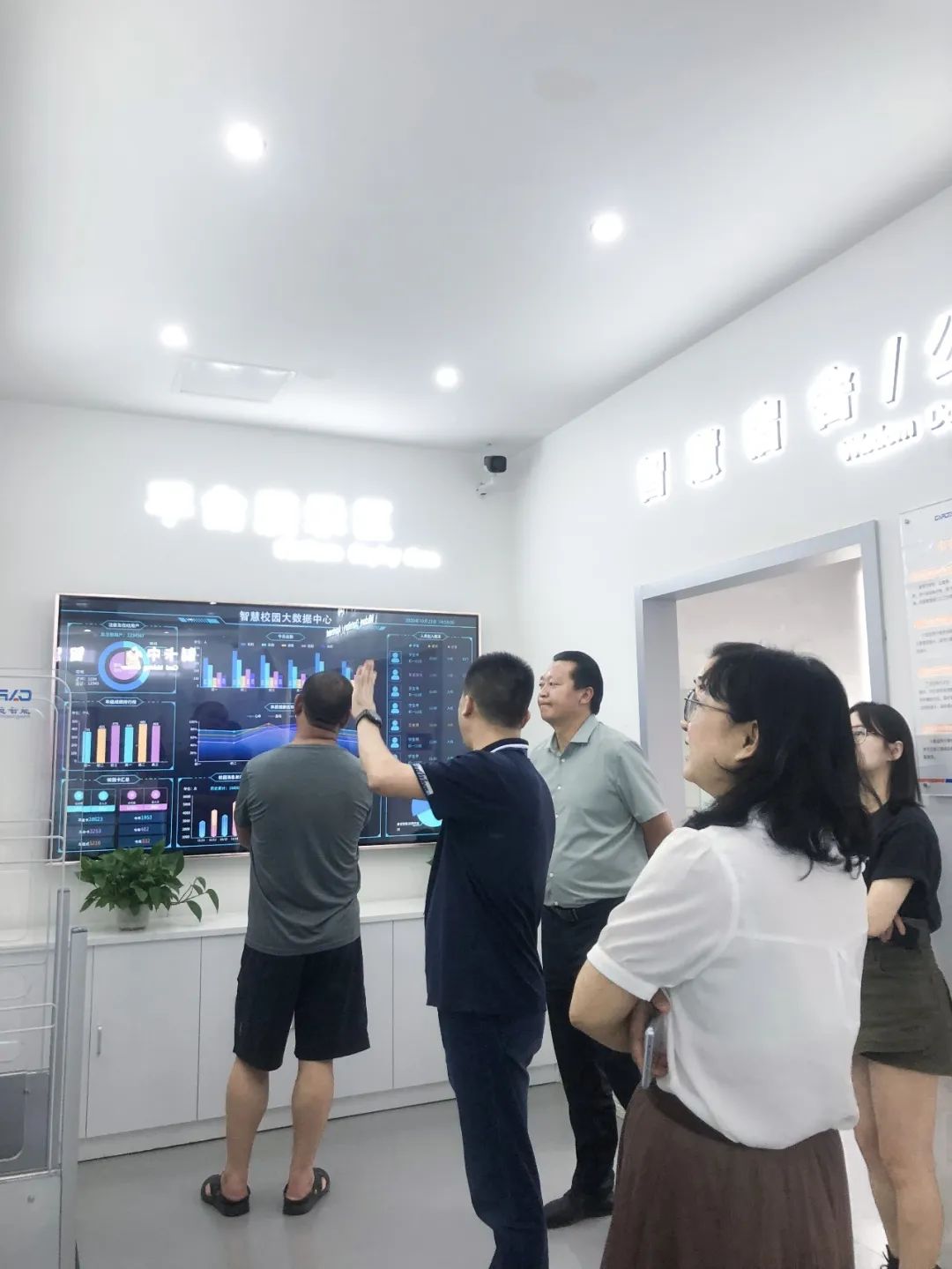 冕寧縣職業(yè)技術(shù)學校領(lǐng)導蒞臨卡德智能調(diào)研交流
