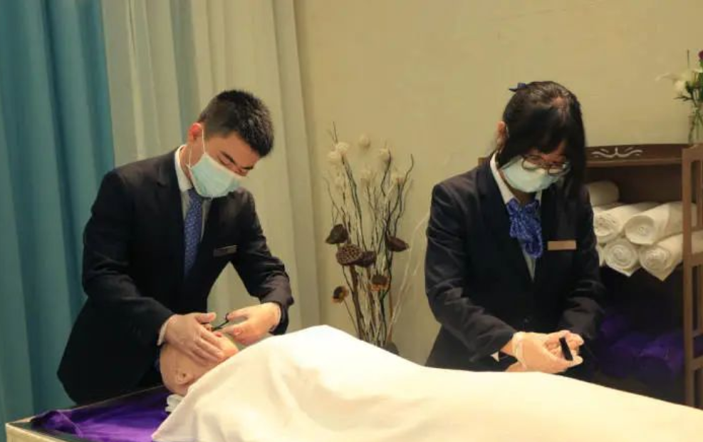 95后入殓师陈韵秋：每年处理400具遗体，从不用手直接触碰尸体