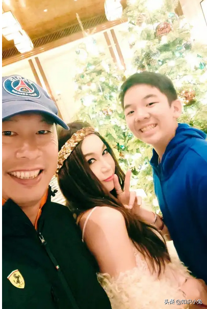 “不老女神”温碧霞与养子出游，12岁养子高大壮硕，被指太亲密