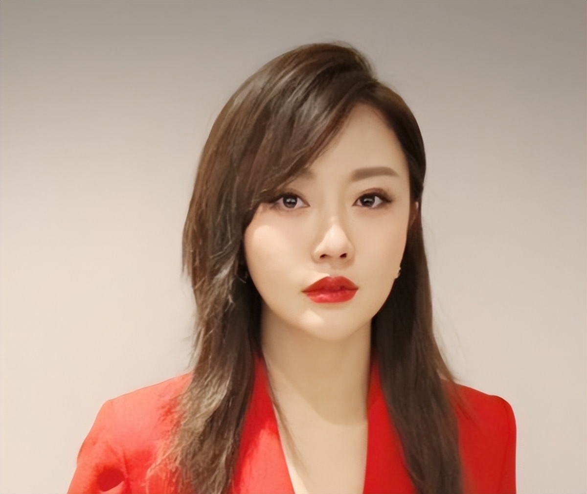 父亲是歪瓜裂枣，女儿却貌美如花？这10位星二代的长相好奇妙