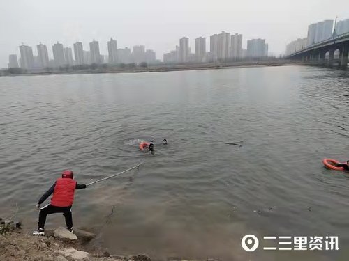 21岁小伙勇救落水者，这是他首次在野外游泳