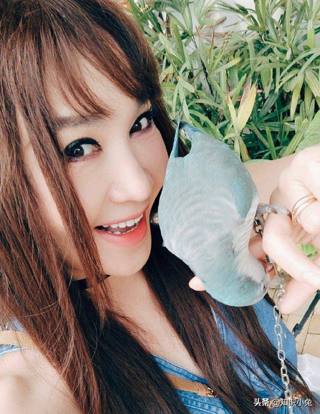 “不老女神”温碧霞与养子出游，12岁养子高大壮硕，被指太亲密