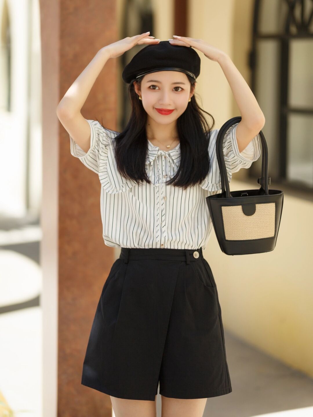 今夏流行复古学院风穿搭，条纹衬衫搭配黑色短裤，通勤又减龄