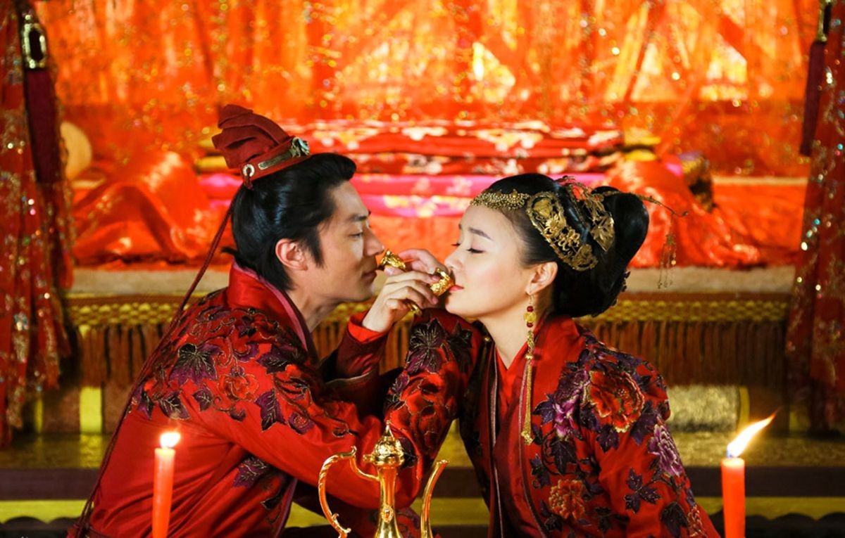 男方家里是要三书六礼地迎娶女子回家的,在结婚之后行周公之礼,两个人