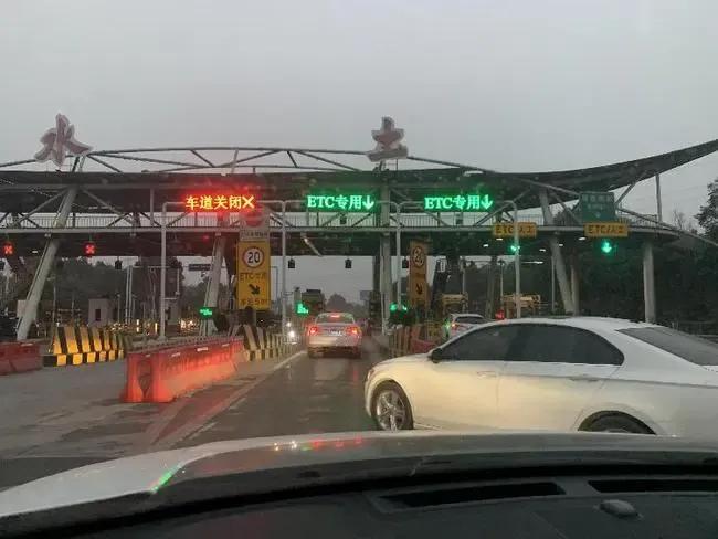 月薪4000的工薪层真不建议买车，给你算一笔帐，你会发现没车真好