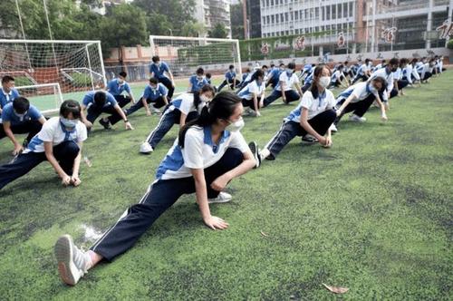 因裙子挑起的争议:体育老师让4名女生脱裙上课,网友各抒己见