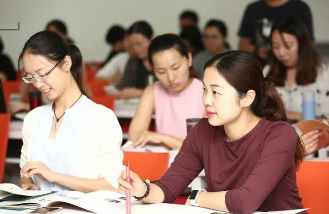 985高校副教授晒年薪，公积金顶普通人月薪，网友：不愧是在上海