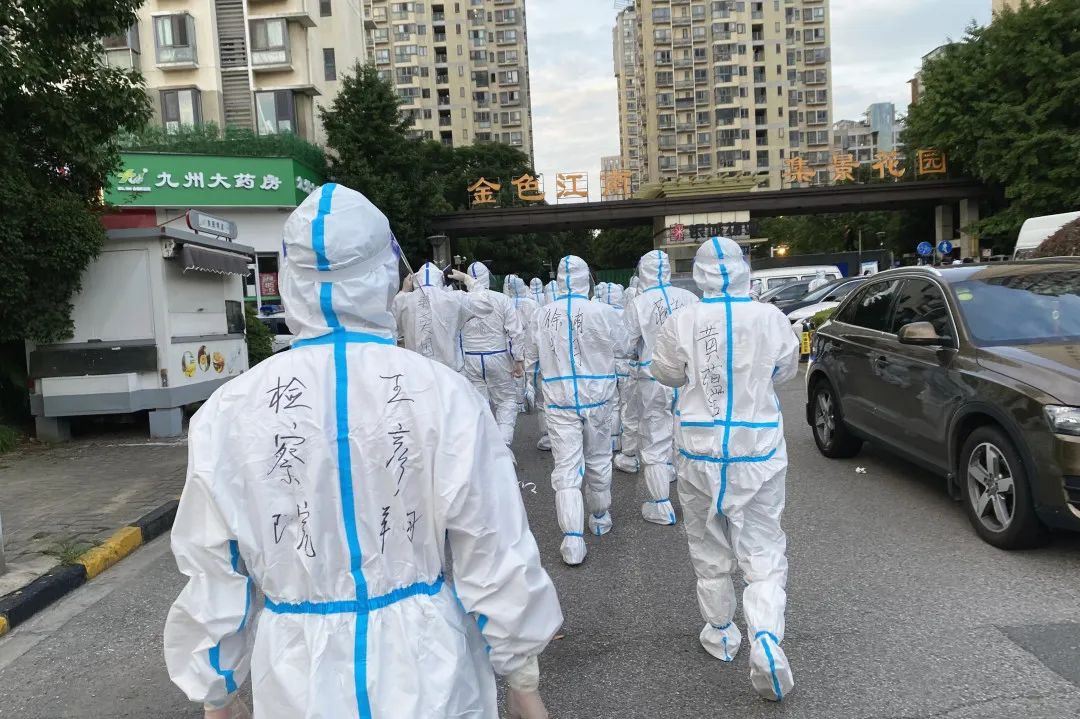 谁说站在光里的才算英雄