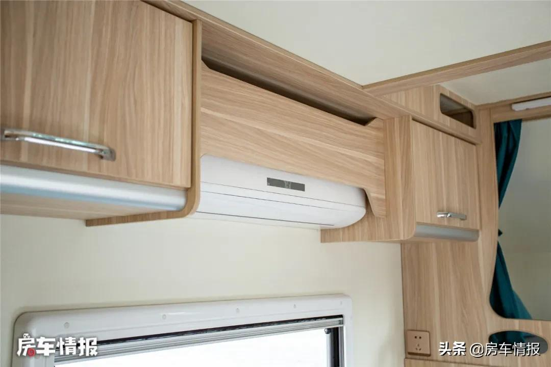 五菱荣光新卡打造的房车适合家庭出行吗(价格性能怎么样)(图17) 属于老百姓的五菱房车,配1.8L动力能住一家四口,厕所空间真心大