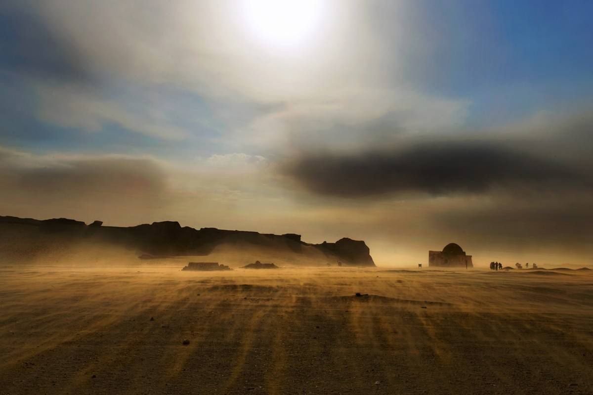 中国黑科技：“吞沙巨兽”，一天能吞食40亩沙漠，已投入甘肃建设