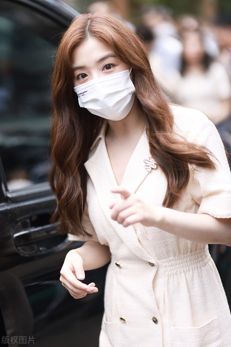 张含韵拍摄电影版《爱很美味》下班路透