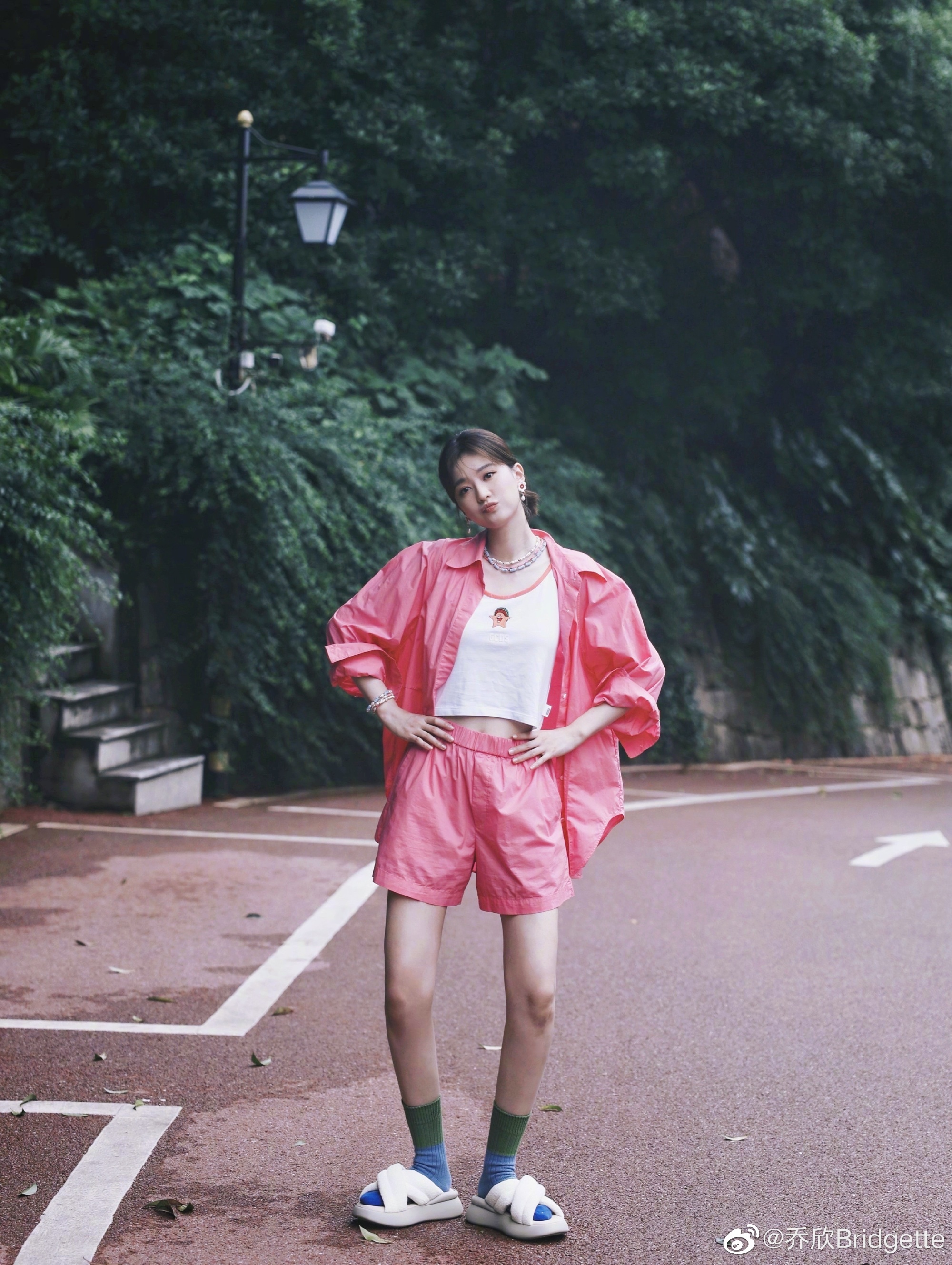 王心凌张天爱乔欣撞衫，同款衣服美感不同，气质差距大