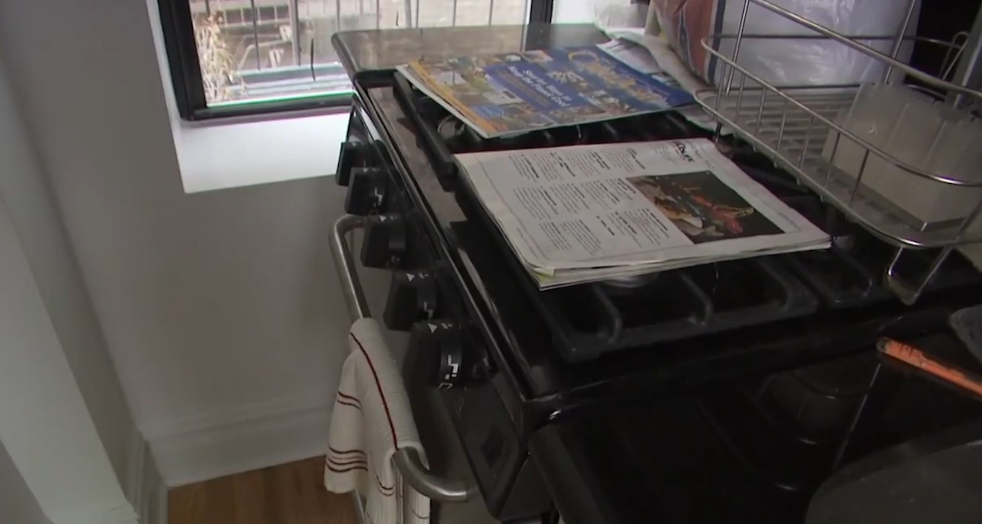 哈佛毕业女白领：20年不买内衣，厕纸晾干重复用，在纽约买套房