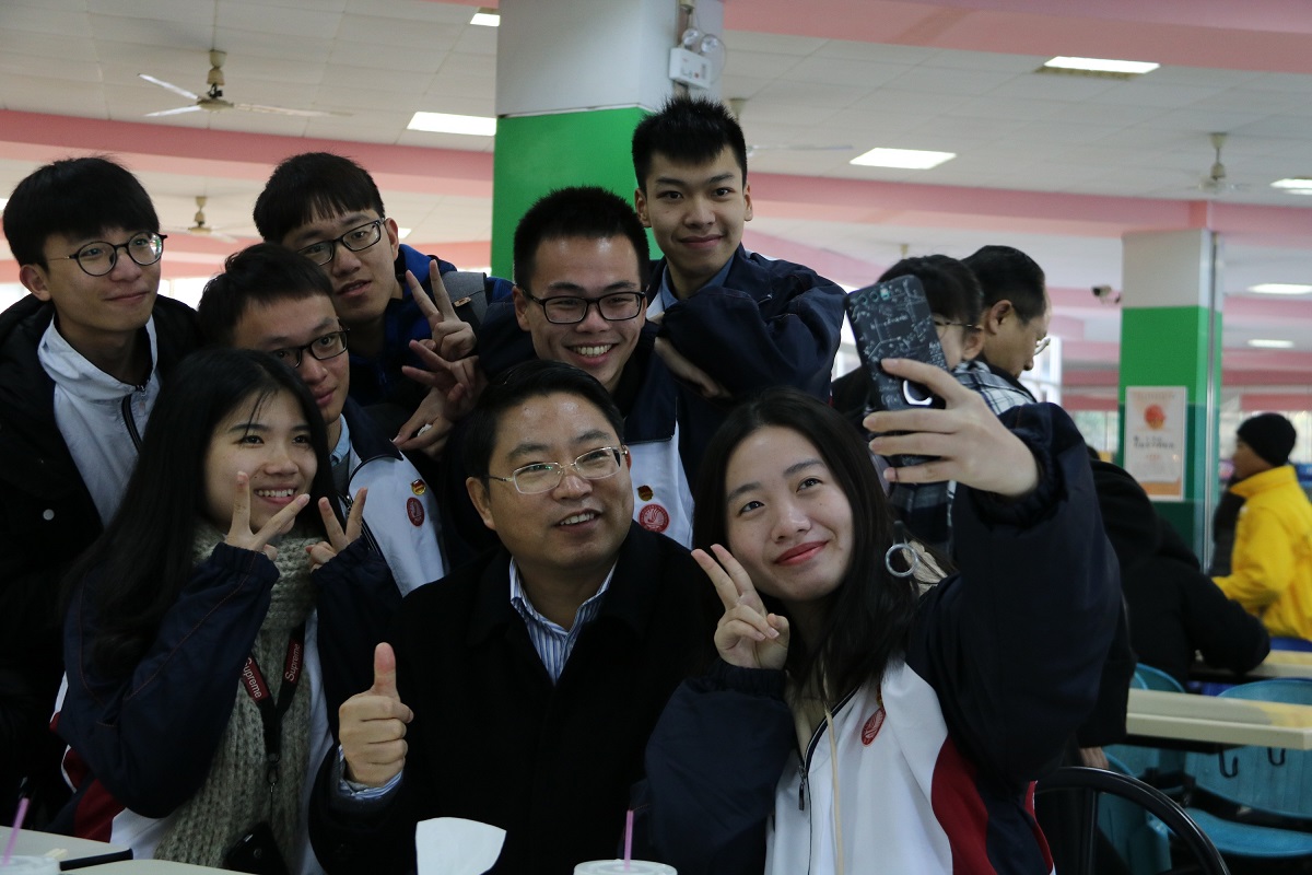 你想进入中铁吗？4类大学生更有优势，月薪过万很轻松