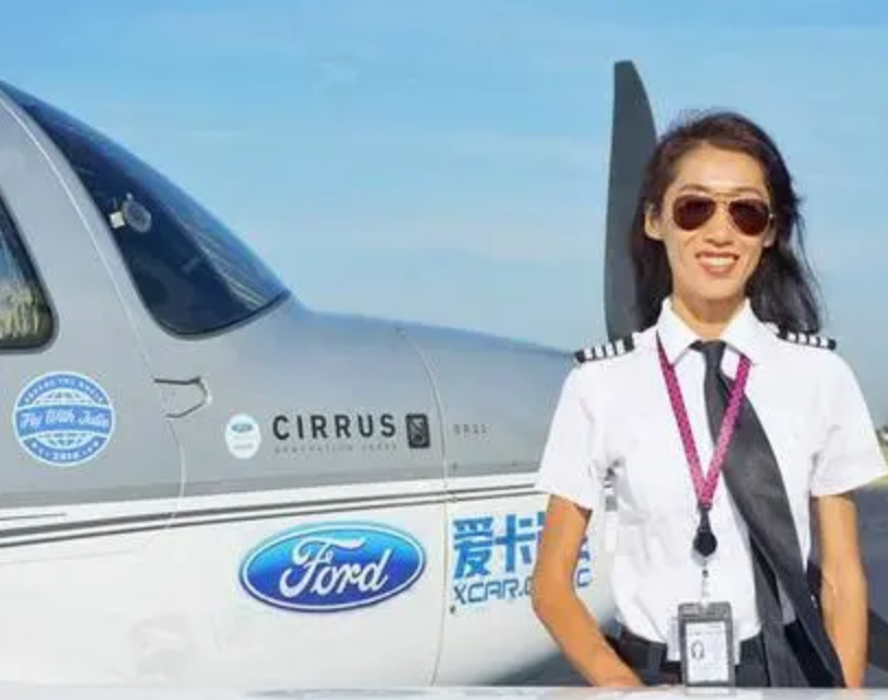 重庆女孩大二退学，35岁离婚，37岁卖房学飞行，43岁环球单飞成功