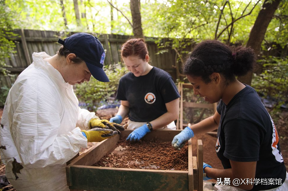 尸体农场(揭秘世界上首个尸体农场！1800具尸体死后依旧在此工作)