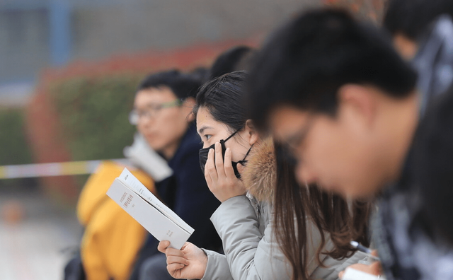 大学生考公难？喜讯再次袭来，三个要求若能满足之一，可免试上岗