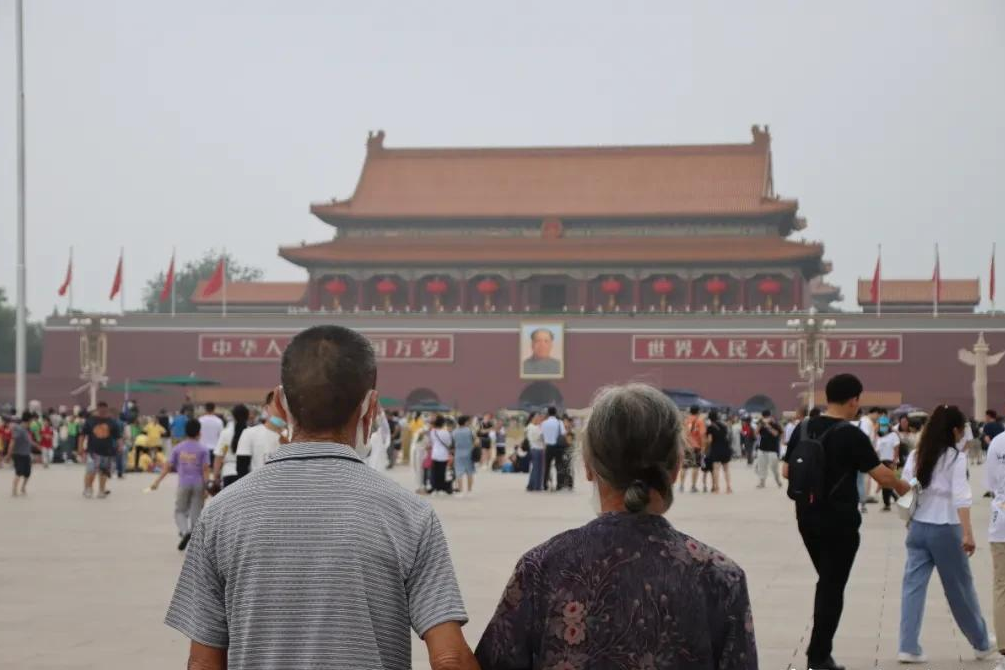 广西23岁穷小伙，3岁被母亲抛弃，大学毕业后回到农村教书，图啥