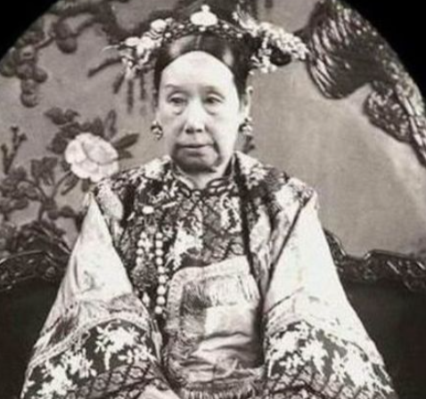 民国第一败家子，父亲是晚清首富，岳父是民国总理，晚年饿死街头