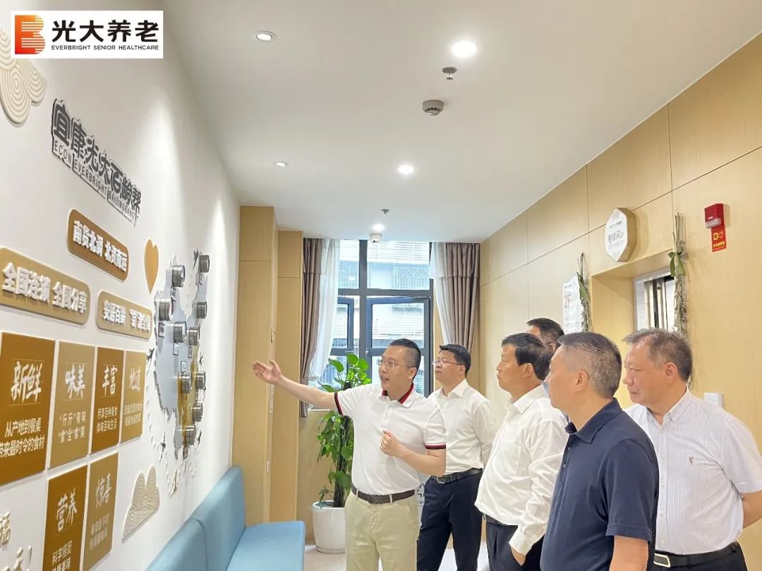 重庆市政协党组成员、副主席徐代银一行莅临光大百龄帮解放碑项目