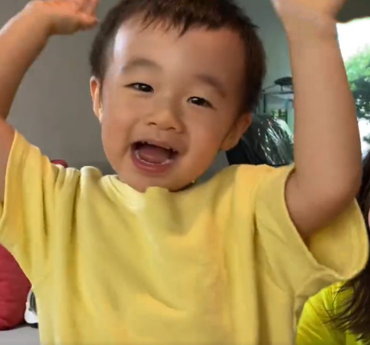 古巨基妻儿近照曝光，2岁儿子越长大越像老爸，为妈妈唱歌过节