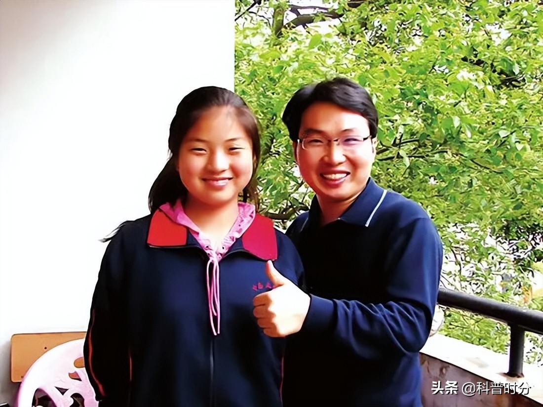 05年，农村小伙带着弃婴妹妹上大学，靠捡垃圾凑学费，如今怎样了