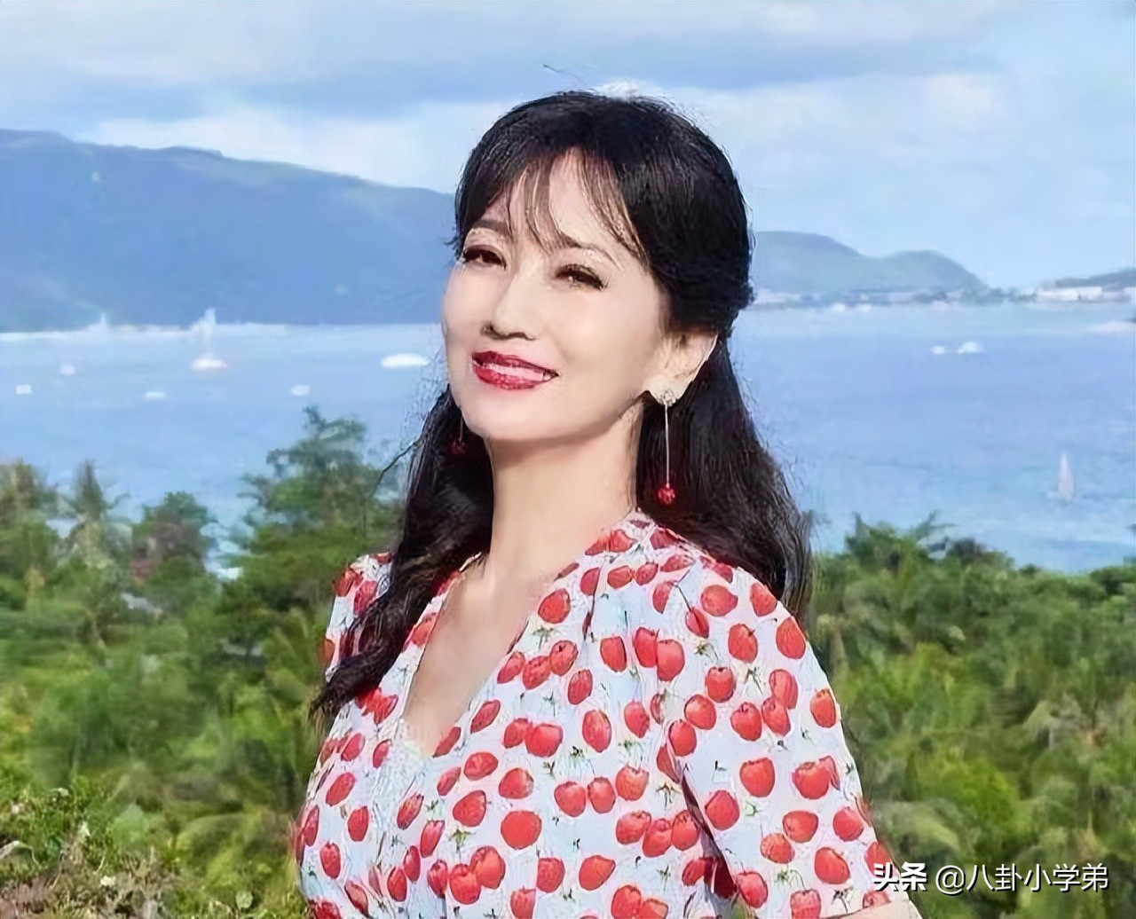 “不老女神”跌落神坛，年过50岁装少女，整容P图一个比一个厉害