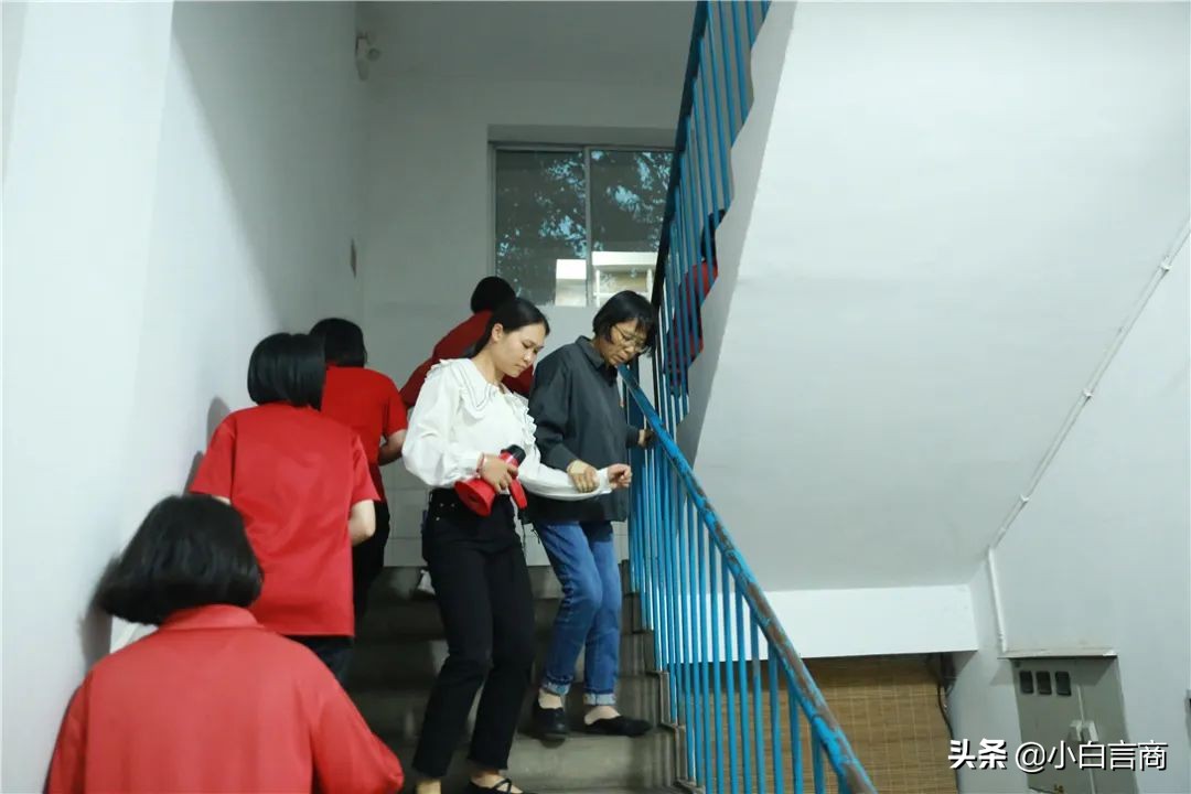 骂张桂梅，你们也配？