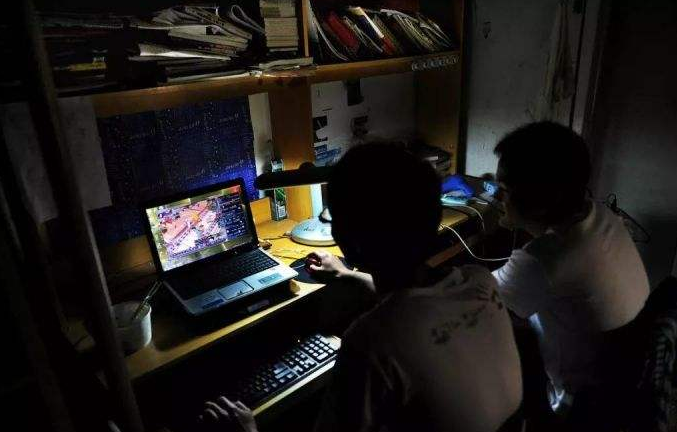 高考647分的高材生，蜗居网吧4年不洗澡不换衣服，从早到晚打游戏