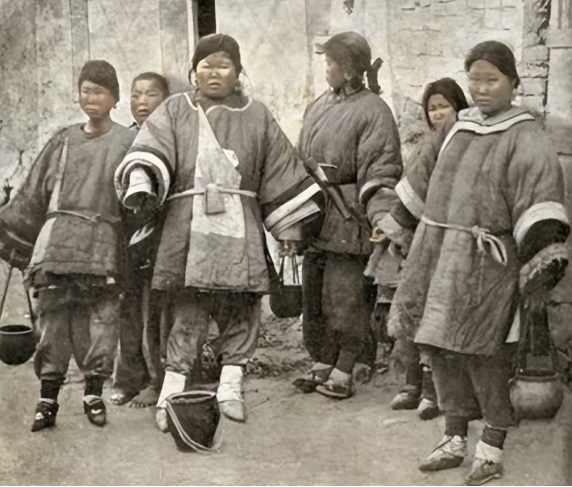 即使后来的清朝统治者尝试取消,也未取得成效,女子缠足早已成为了根深