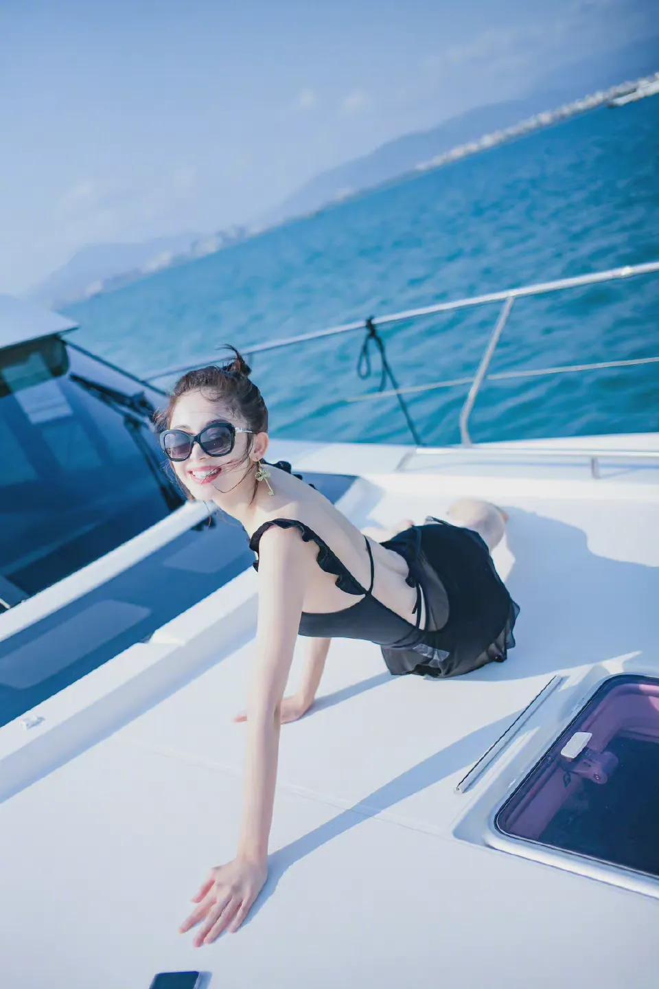 美女古力娜扎露背泳衣美照，趴在游艇上，皮肤白到发光